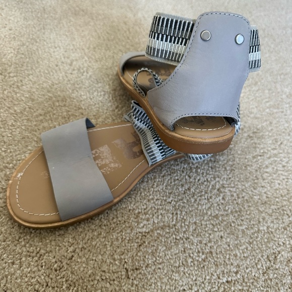 Sorel sandals with elastic ankle wrap. Very comfortable. - Picture 4 of 6